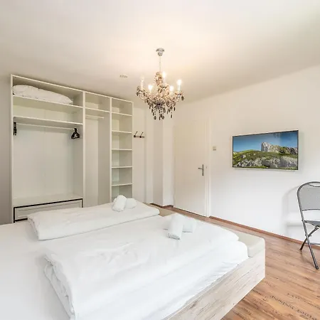 דירה Aparthaus - By Mynests *