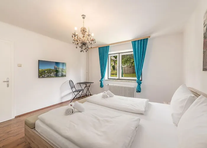 Aparthaus - By Mynests 公寓